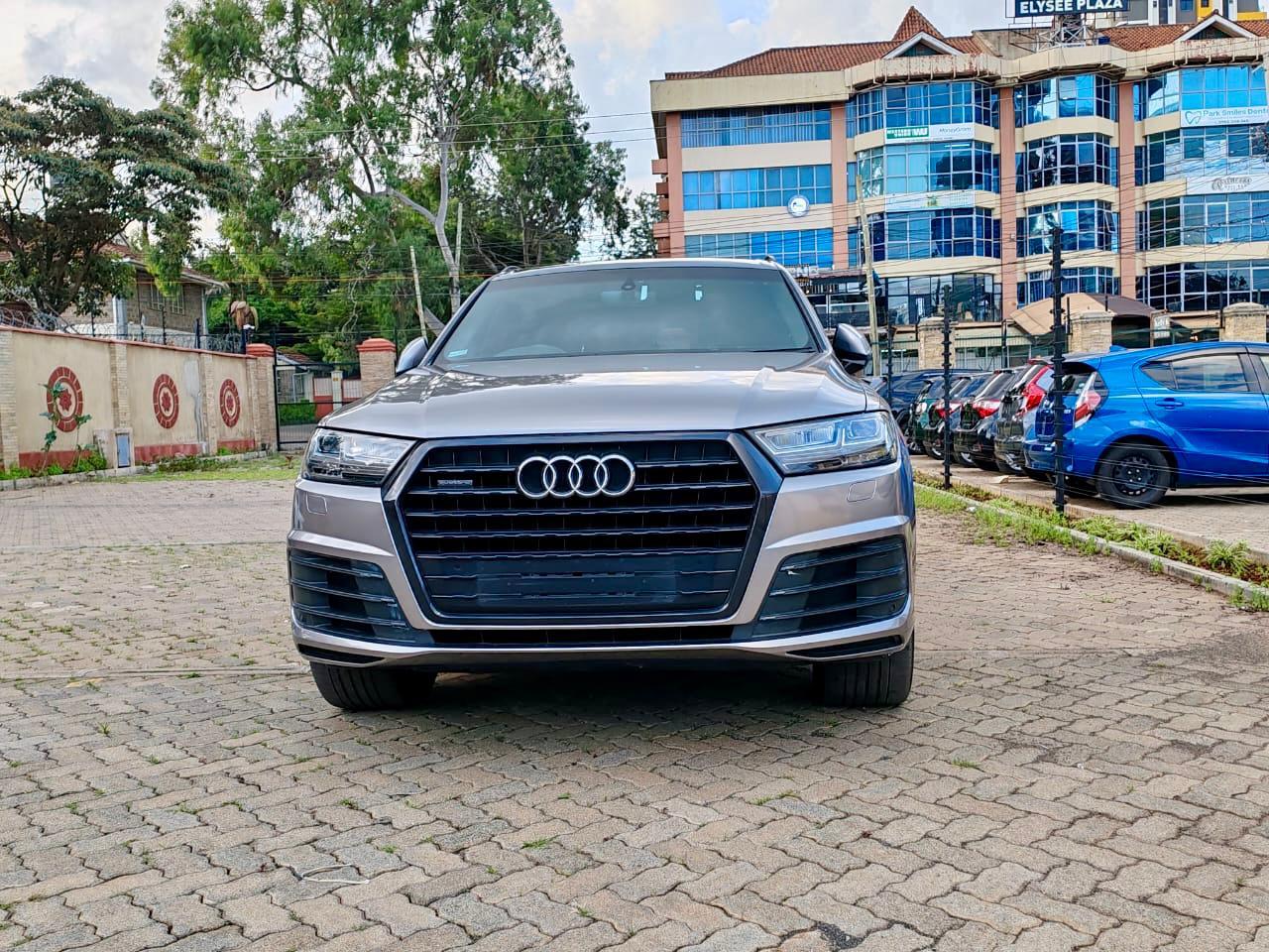 
								Audi Q7 TDI full									