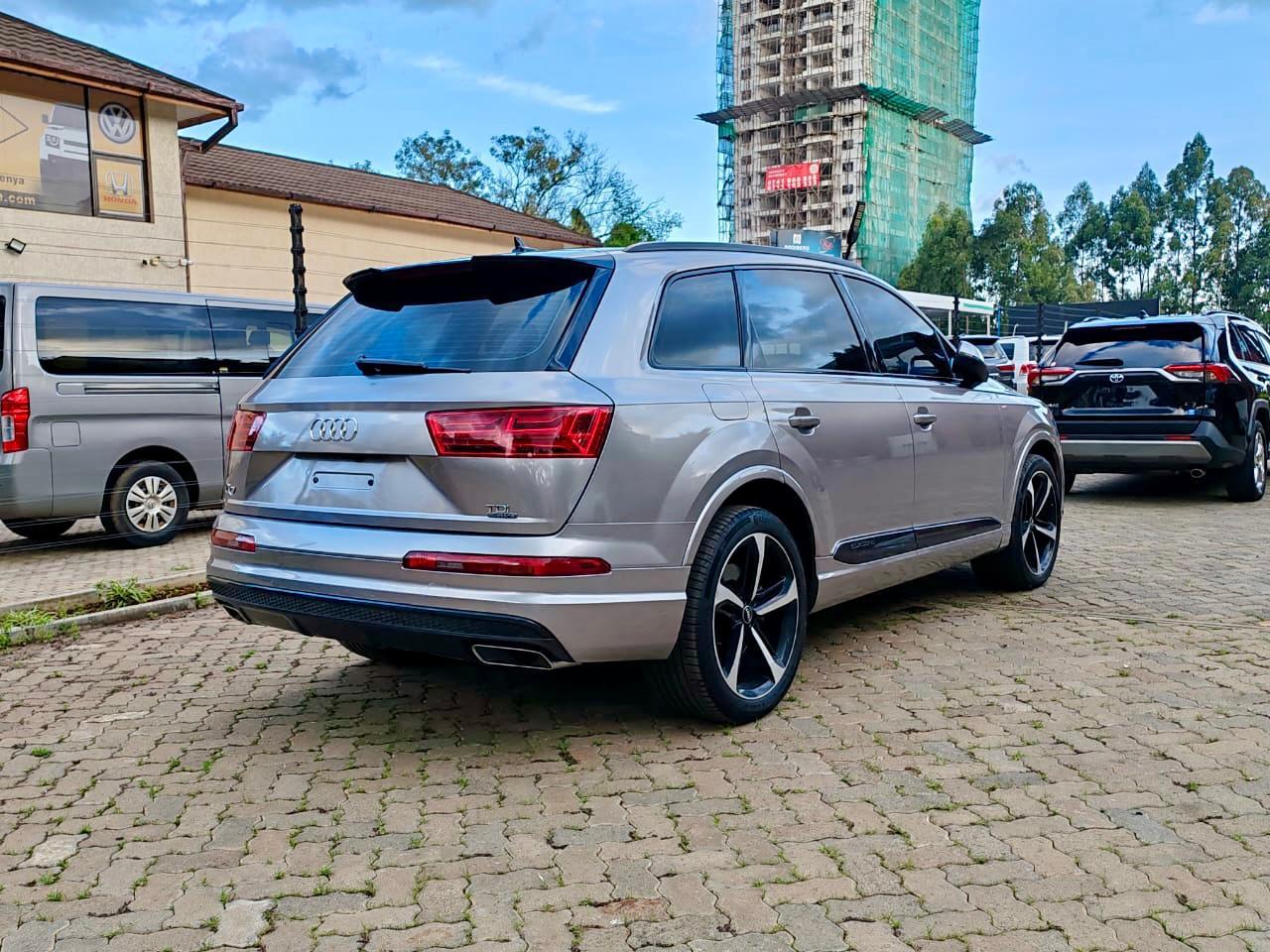 
								Audi Q7 TDI full									