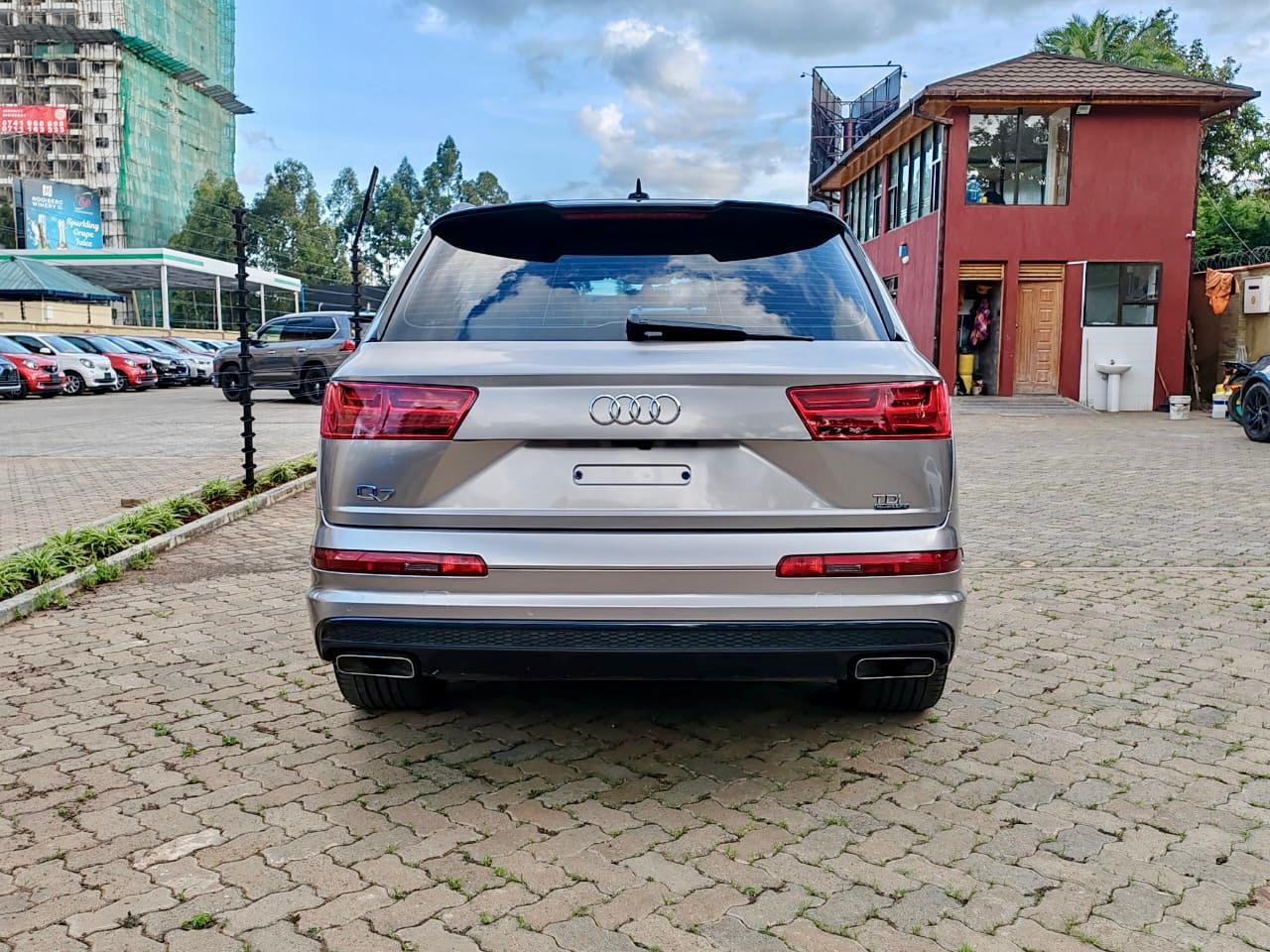 
								Audi Q7 TDI full									