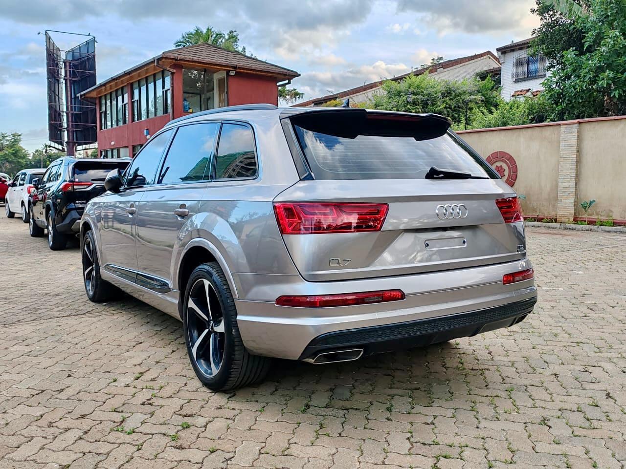 
								Audi Q7 TDI full									
