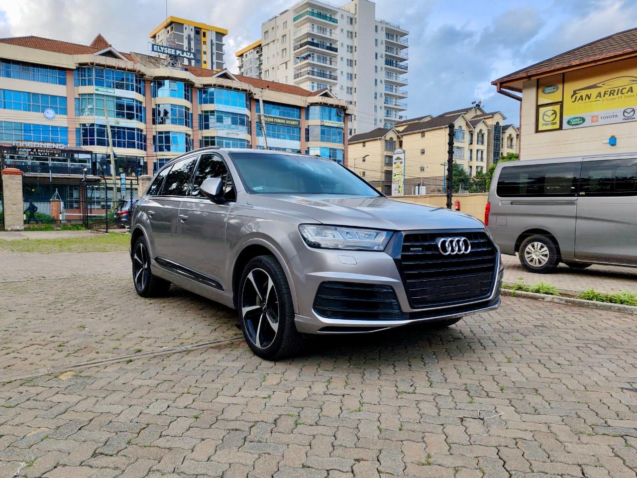 
								Audi Q7 TDI full									